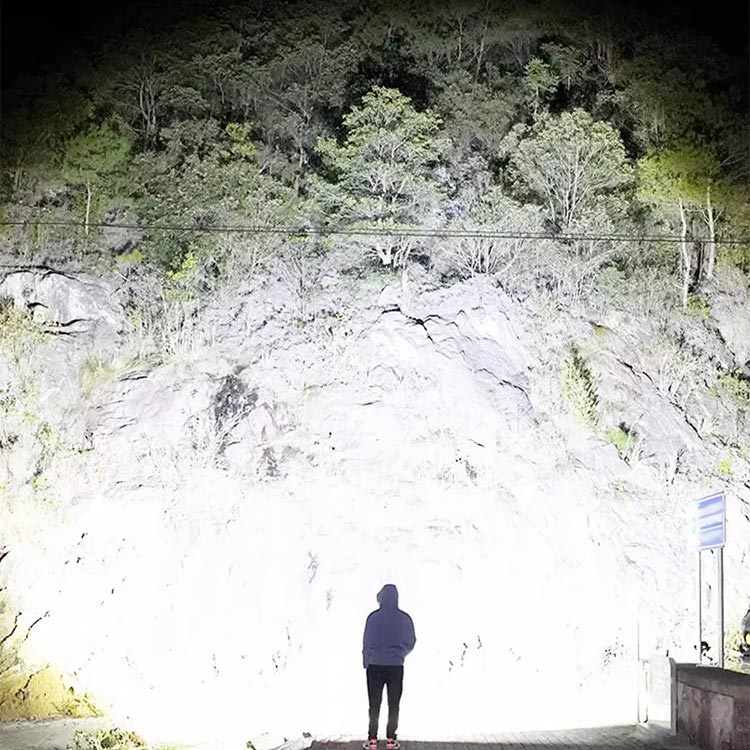 🔋 USB-Tölthető Zoom Taszlólámpa | 3000 Lumen Erős Fény, Állítható Sugár - Kemping, Szabadulószoba, Éjszakai Kirándulás 🌙✨