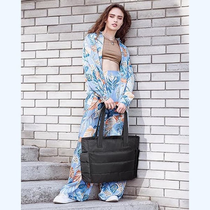 Utálod a nehéz, kényelmetlen táskákat? 👜💨 Ez a könnyű pufi táska – puha, könnyű, és mégis rengeteg minden belefér. Mindennapi használatra, munkába, városba. 💥 50% kedvezmény + utánvétel!