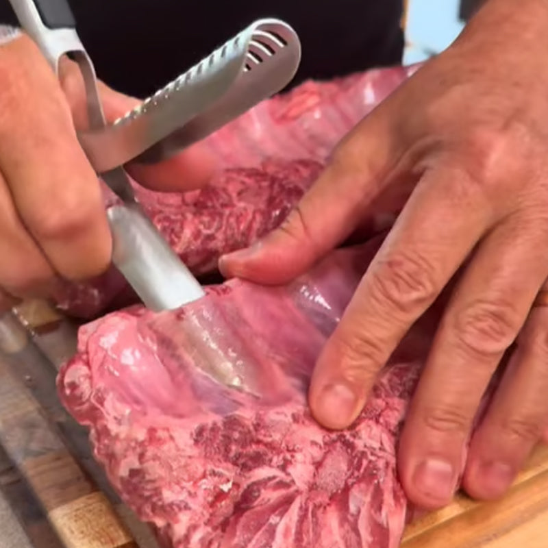✨🥩 Rozsdamentes acél BBQ borda nyúzó – perc alatt tökéletesen megtisztítja a bordákat! Nem csúszik, nem vágja meg a kezed. Platás utánvéttel!