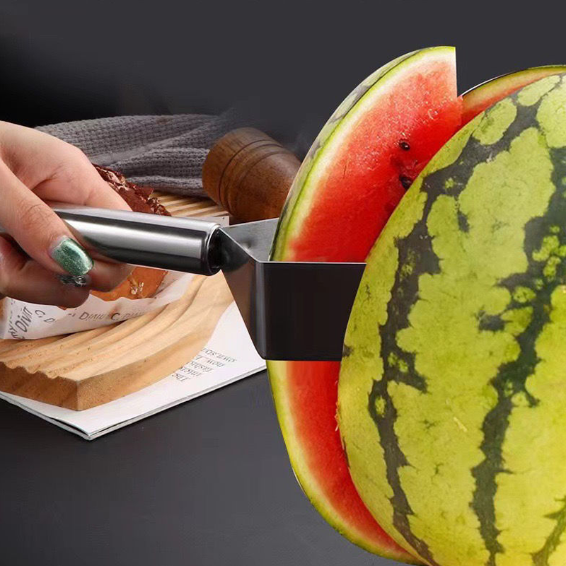 🍉 Dinnyevágó eszköz – egy mozdulat, és tökéletes szeletek. Gyors, biztonságos, nem csúszik. 🔪 Utánvéttel!