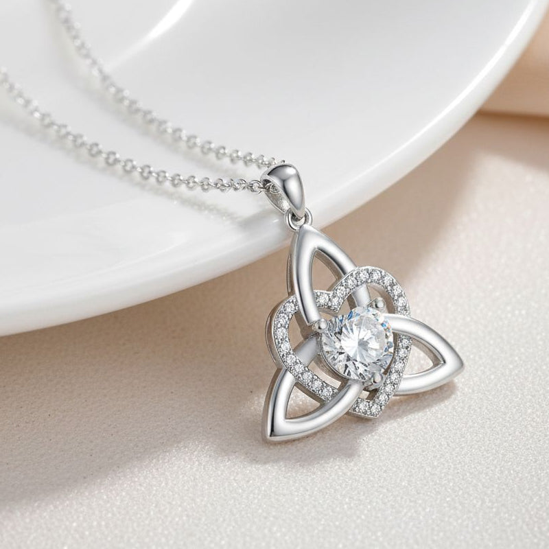 ✨🎁 Kelta csomós szív alakú medálos nyaklánc – örök szerelem, végtelen kötődés. 💖 Utánvéttel!
