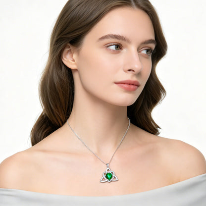 ✨🎁 Kelta csomós szív alakú medálos nyaklánc – örök szerelem, végtelen kötődés. 💖 Utánvéttel!